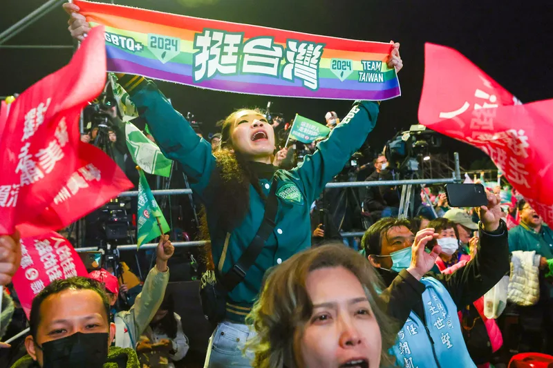 民眾揮舞旗幟、加油標語力挺「賴蕭配」。中央社