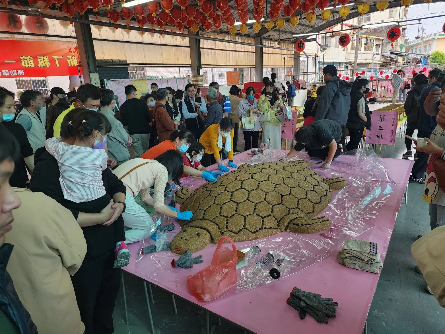 中寧里永光祠的米糕龜製作，吸引了許多民眾的目光。吳哲銘攝
