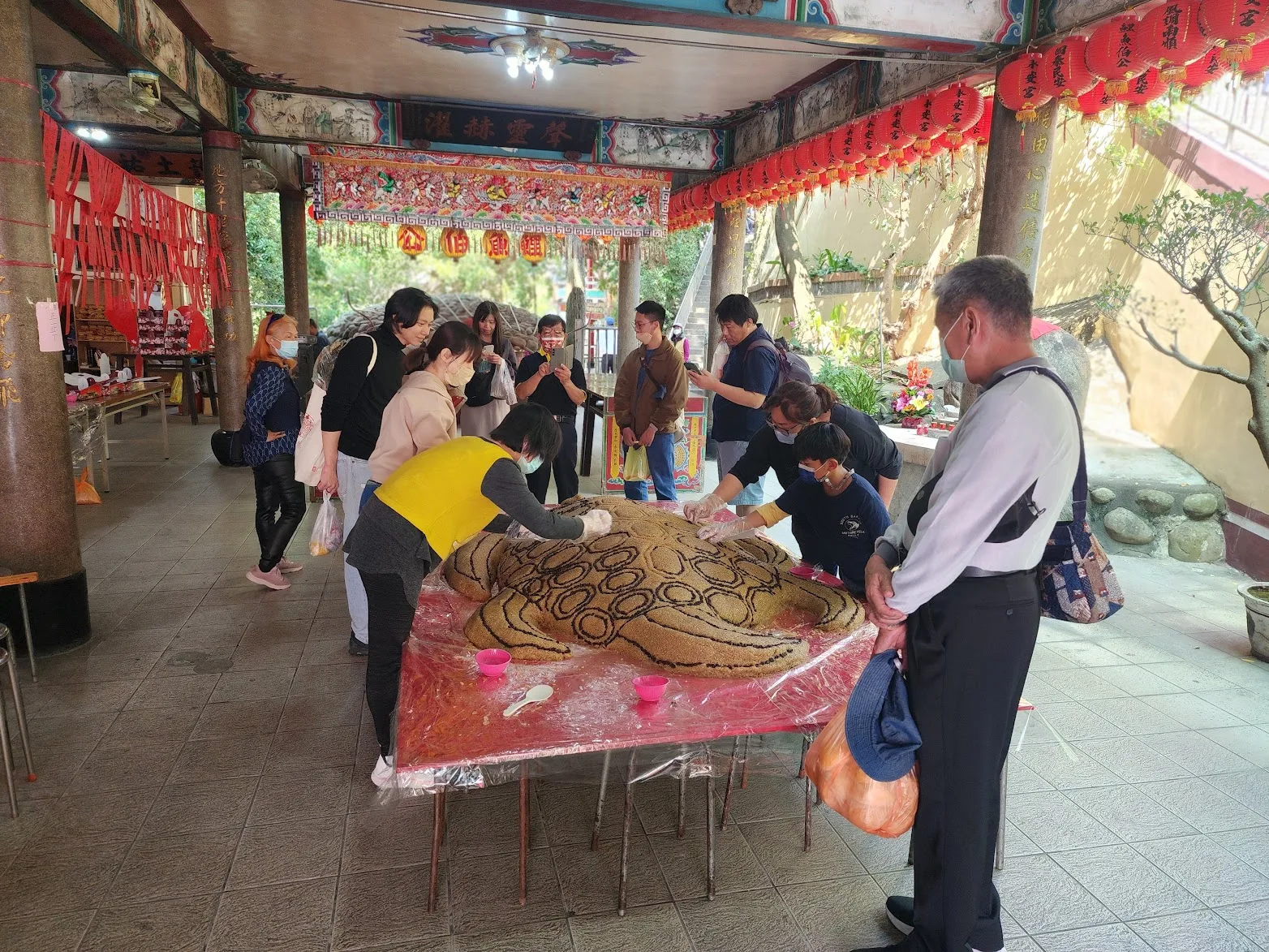 同行友人一同參與了鯉魚伯公廟800斤米糕龜製作。吳哲銘攝