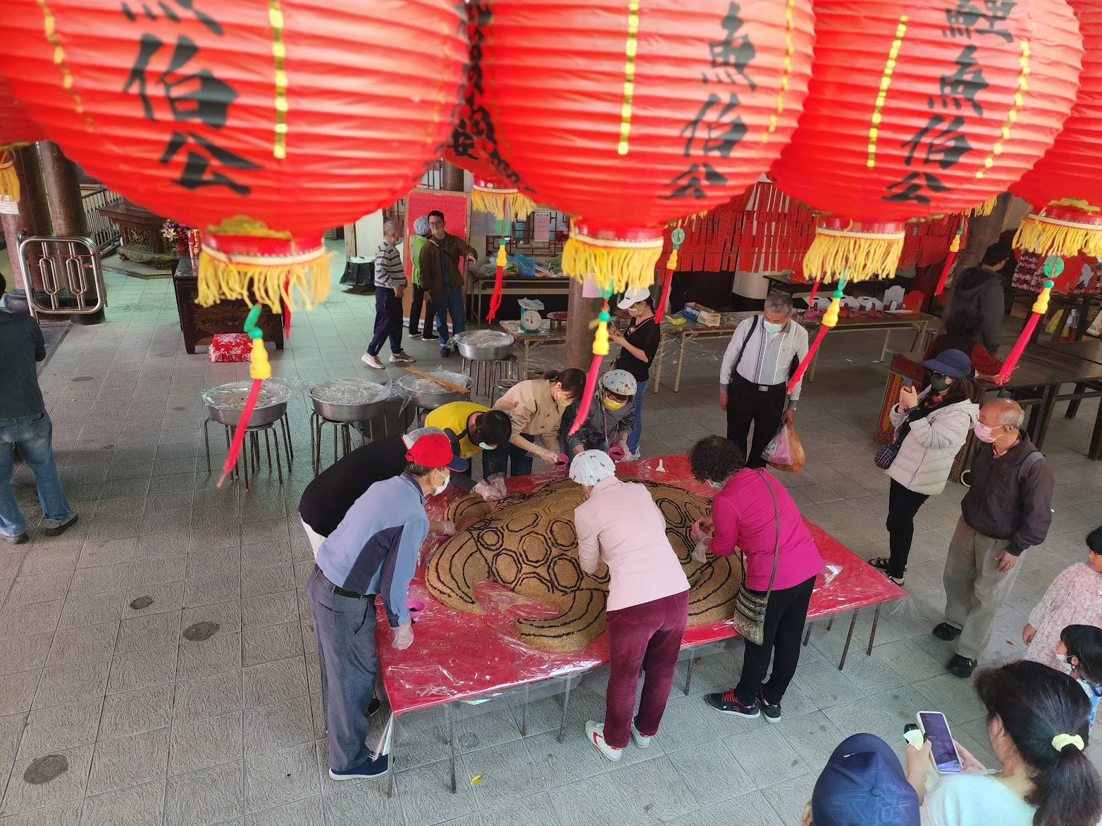 同行友人一同參與了鯉魚伯公廟800斤米糕龜製作。吳哲銘攝