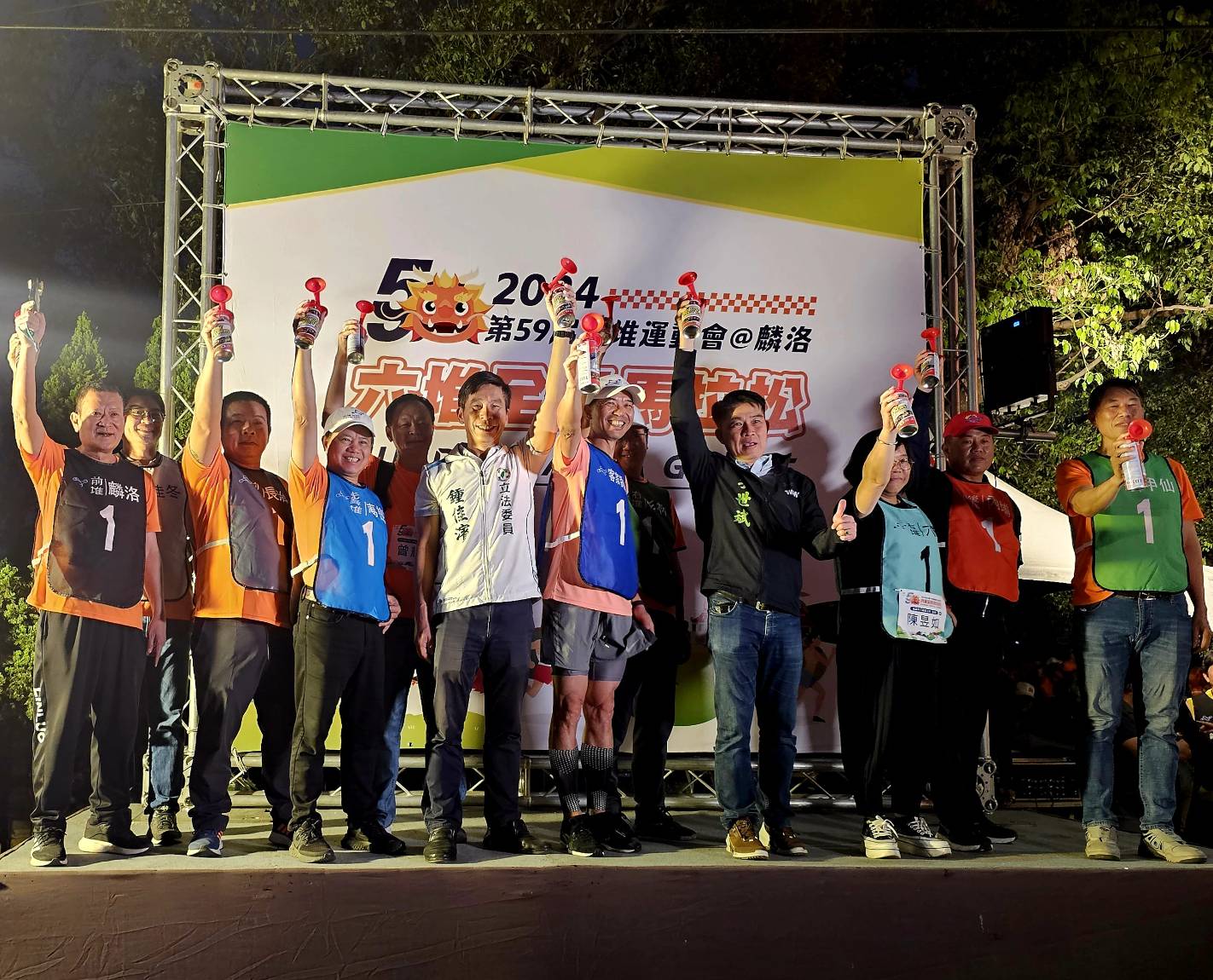 2月24日現場馬拉松賽事,由客家委員會客家文化發展中心主任何金樑(左七)、立法委員鍾佳濱(左六)及六堆各區鄉長及代表共同鳴槍後正式起跑。客委會客發中心提供