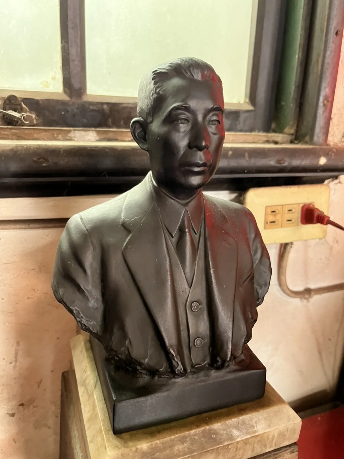 北埔新姜天水堂內，首任北埔鄉長姜瑞金雕像。客委會提供