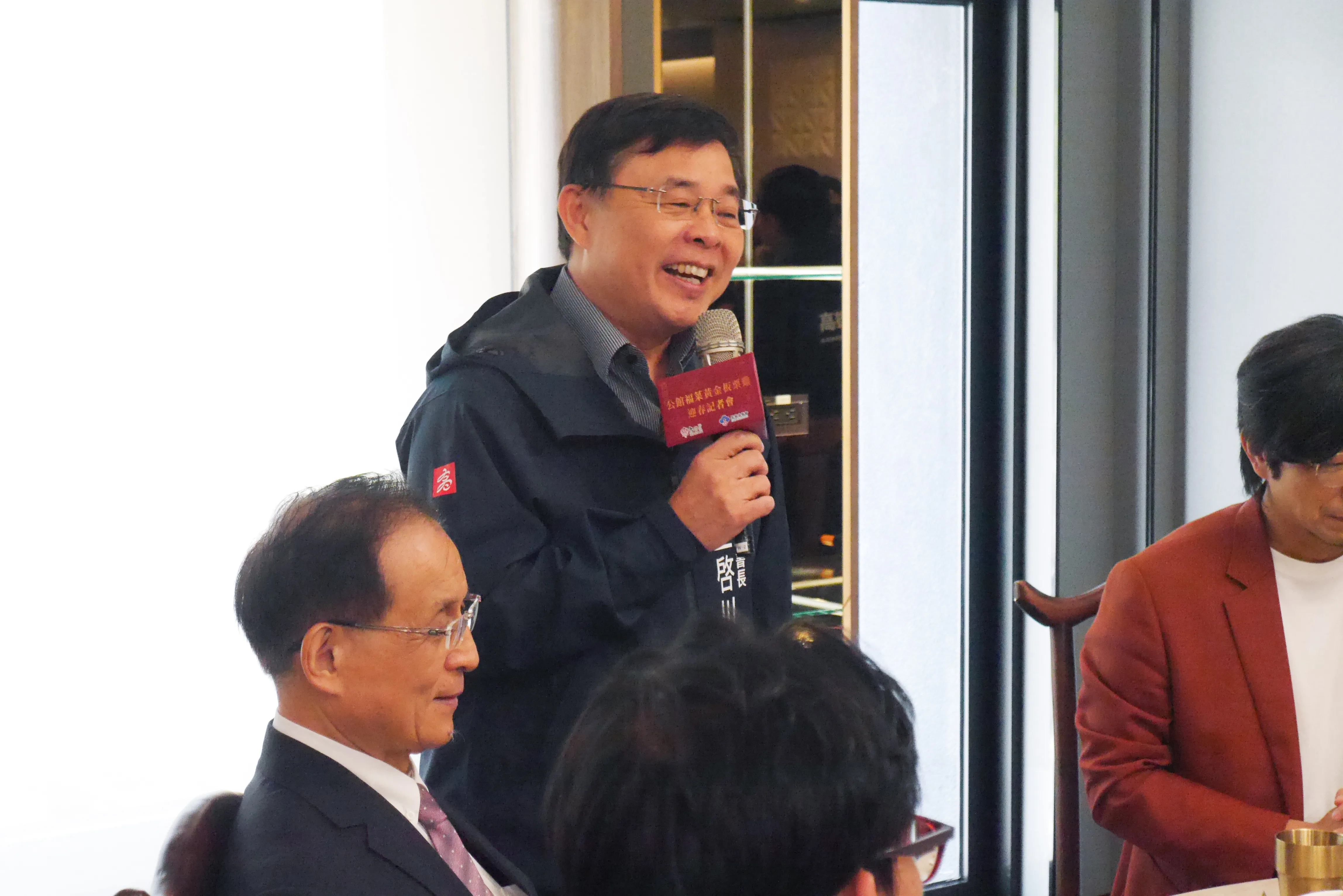 高雄市政府副秘書長王啟川，於2月2日前往老四川高雄南屏旗艦店，參加「公館福菜黃金板栗雞」迎春記者會。客委會提供