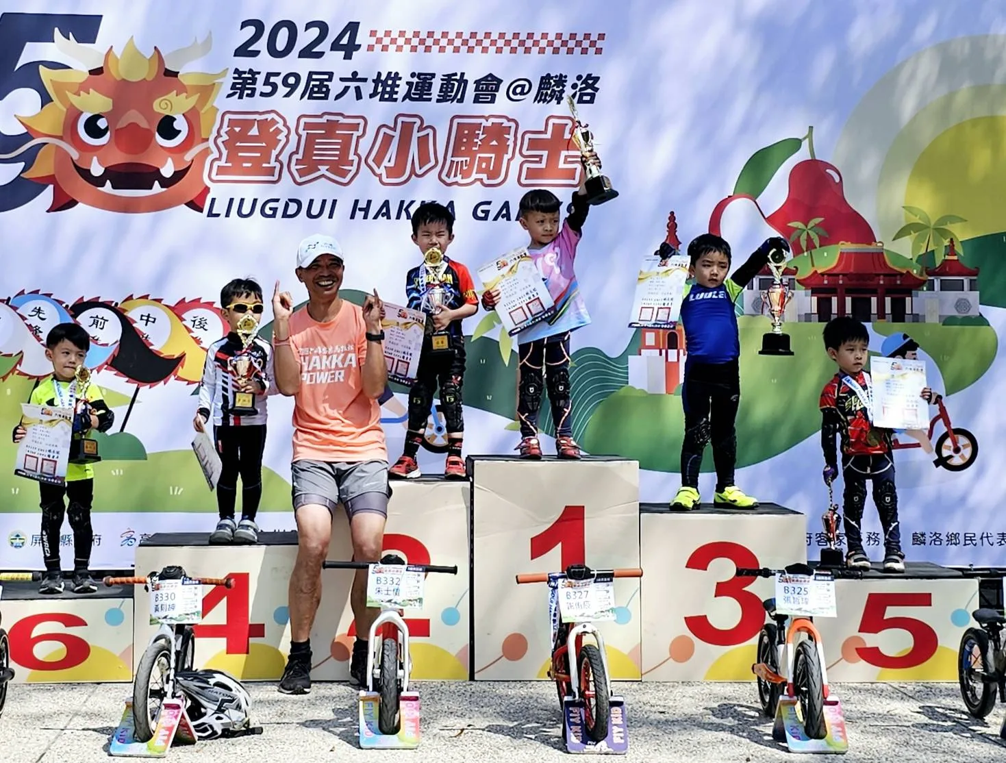 第59屆六堆運動會前哨賽,六堆登真小騎士三歲男童組頒獎。客委會客發中心提供