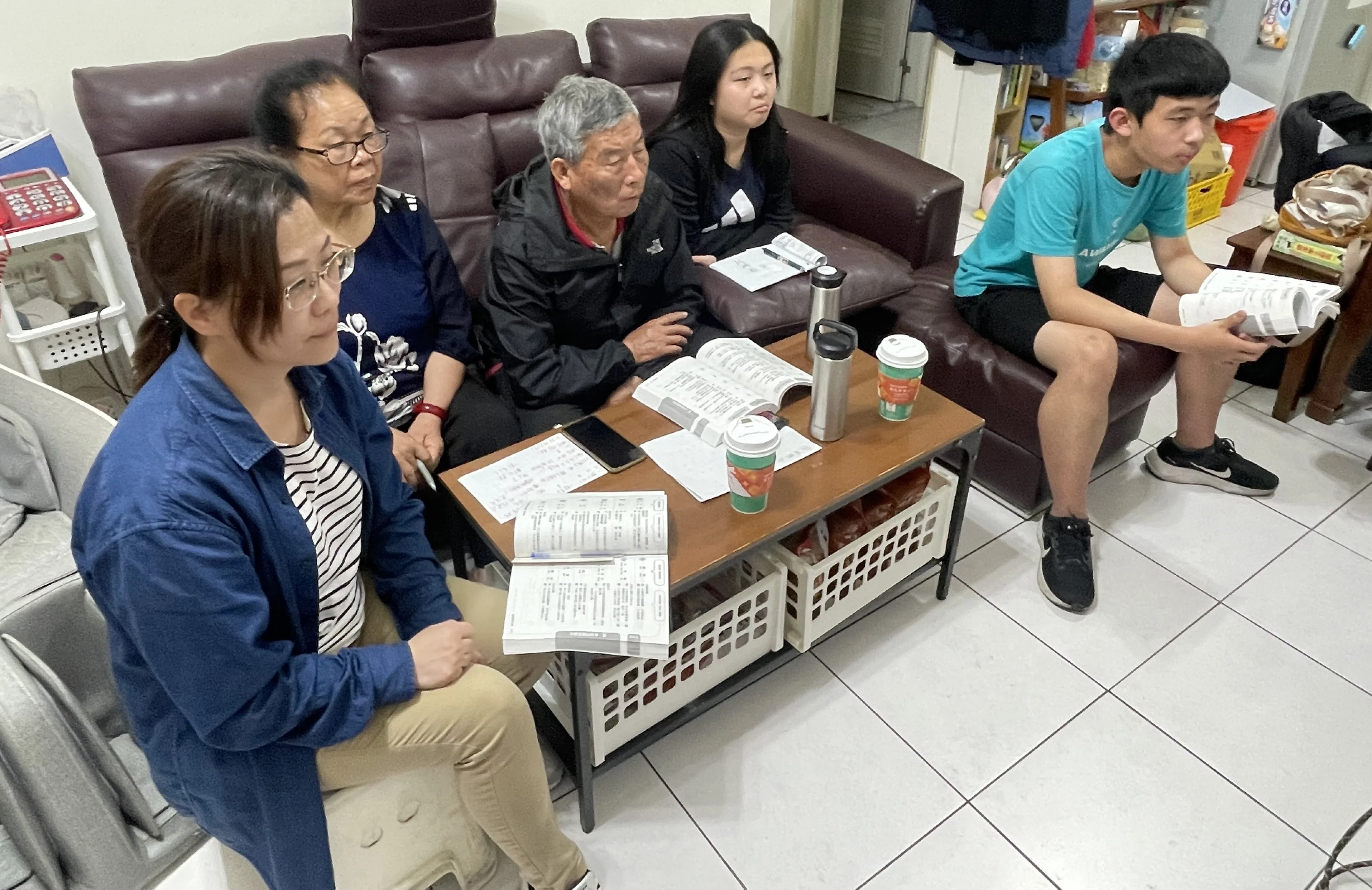 姐公楊長汀76歲、姐婆楊梁橚槤74歲,兩個老人家都係食到老學到老个典範。楊景婷提供