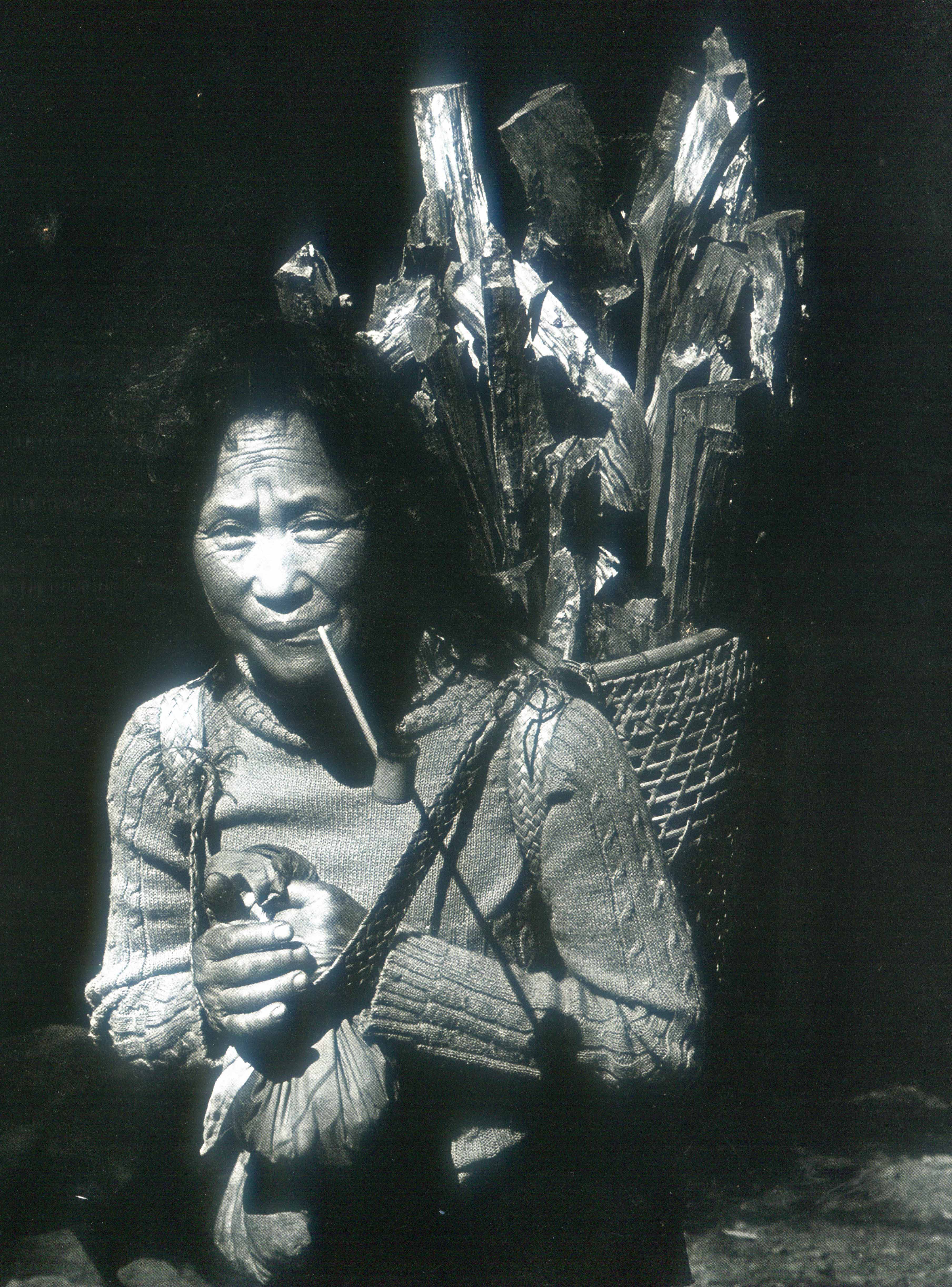 紋面國寶彭蘭妹(1902—1998),1972年在泰安鄉象鼻村背柴歸。羅漢章提供