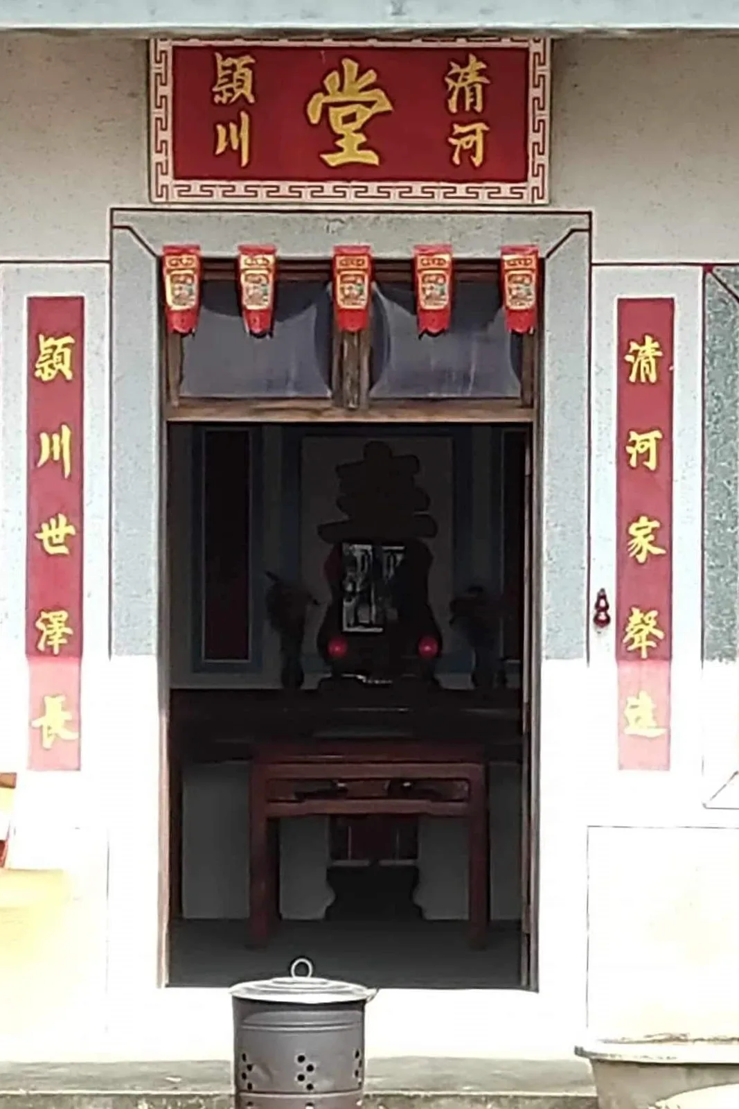 「清河家聲遠,穎川世澤長」,高屏六堆的雙姓堂「清河穎川堂」,是張姓與陳姓聯姻。賴漢生提供
