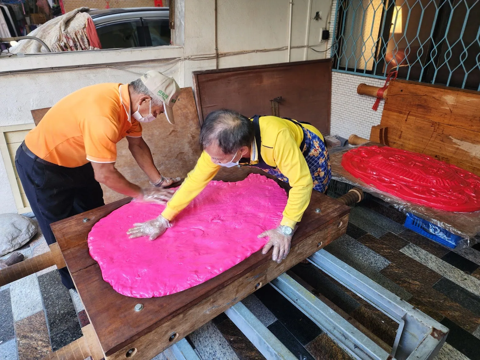 熟粢粄皮極具Q度，必須細心均勻撐開，大粄成品才會美麗，是項吃技術的體力活。吳哲銘攝