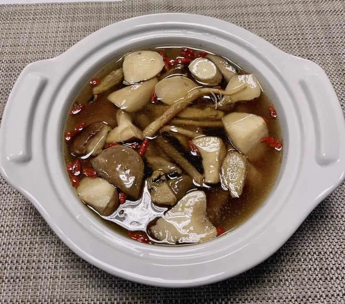 猴頭菇料理包是典型的素味,有麻油、香菇、薑三種食材來提味。蕭秀琴攝