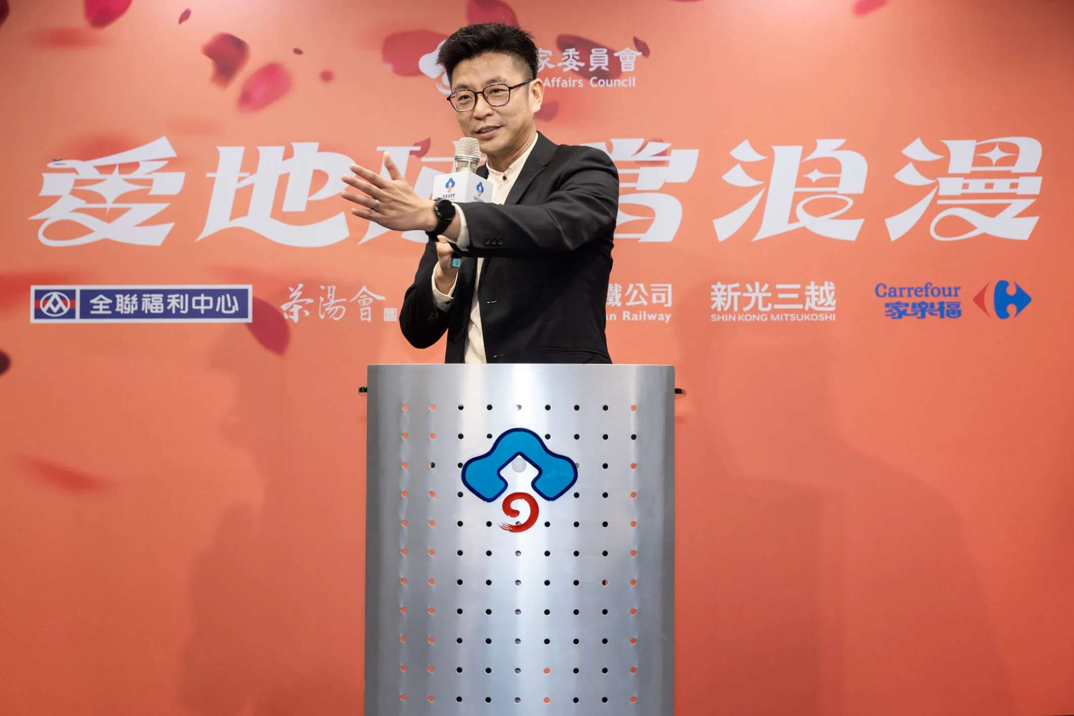 客委會副主委周江杰表示,明(21)天是世界母語日,對此,客委會今年一開始就特別擴大與六大通路合作,希望在全台通路店面,讓更多民眾有機會聽到客語、看見客家,進而提高客語聲望。客委會提供