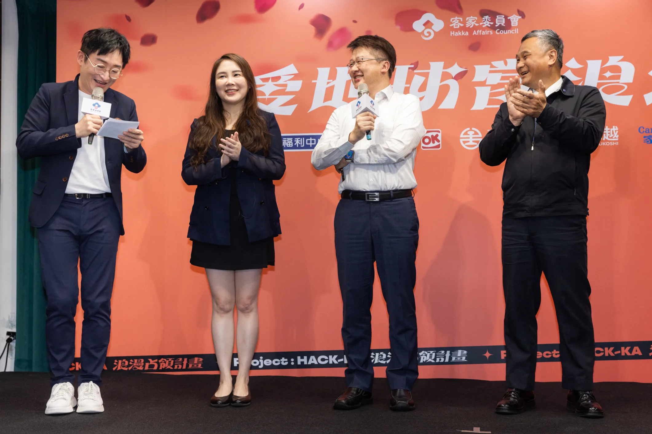 左起為主持人徐哲緯、新光三越業務本部副總鐘克倫、OK超商公關長許宜茹、臺鐵副總經理劉雙火,現身說明自身企業落實永續環保行動的成績,也響應客委會的HACK-KA浪漫占領計畫。客委會提供