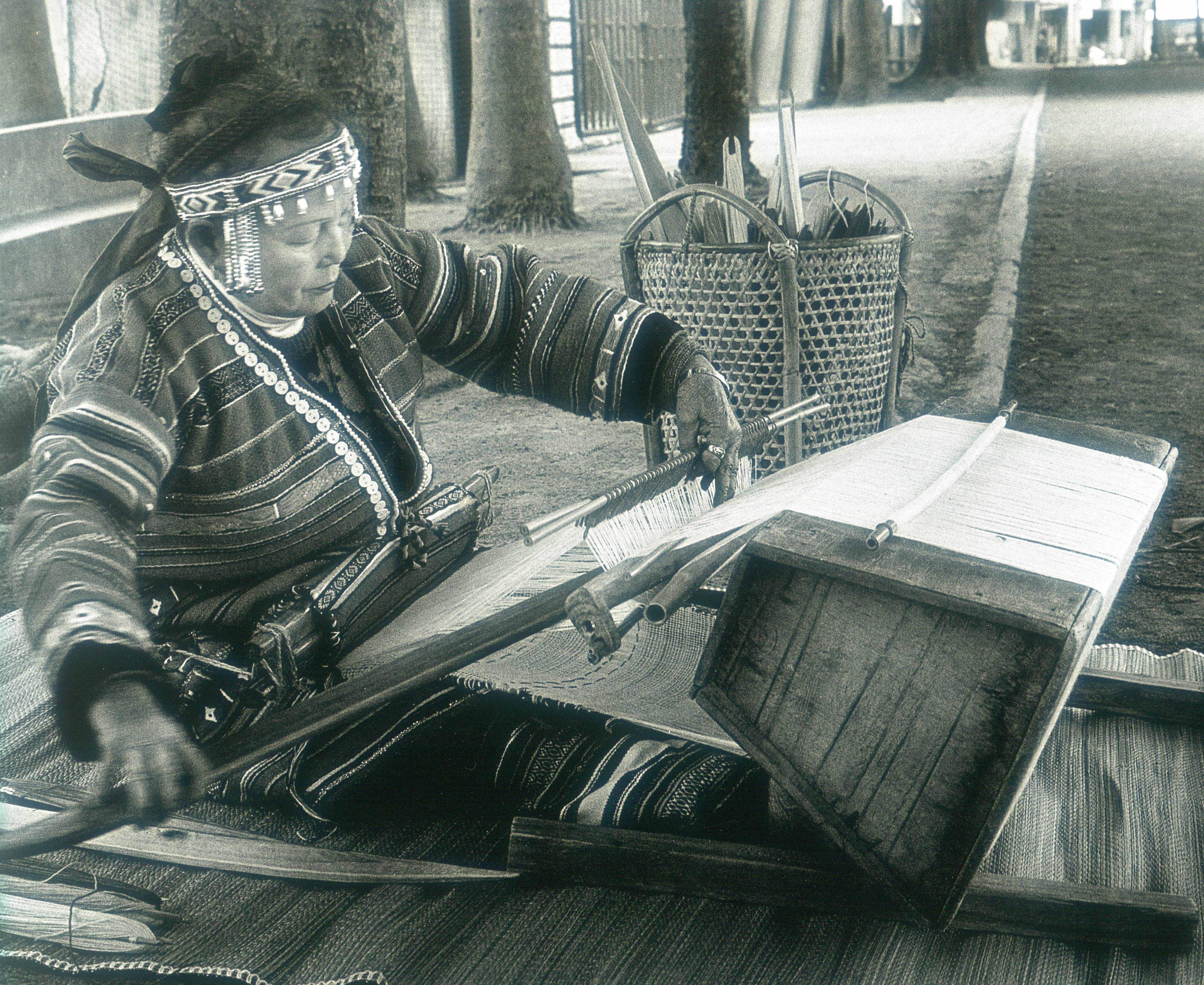 簡張美玉(1927—2010)是巫師,擅長編織及傳統歌舞,1996年攝於大興村榮安。羅漢章提供