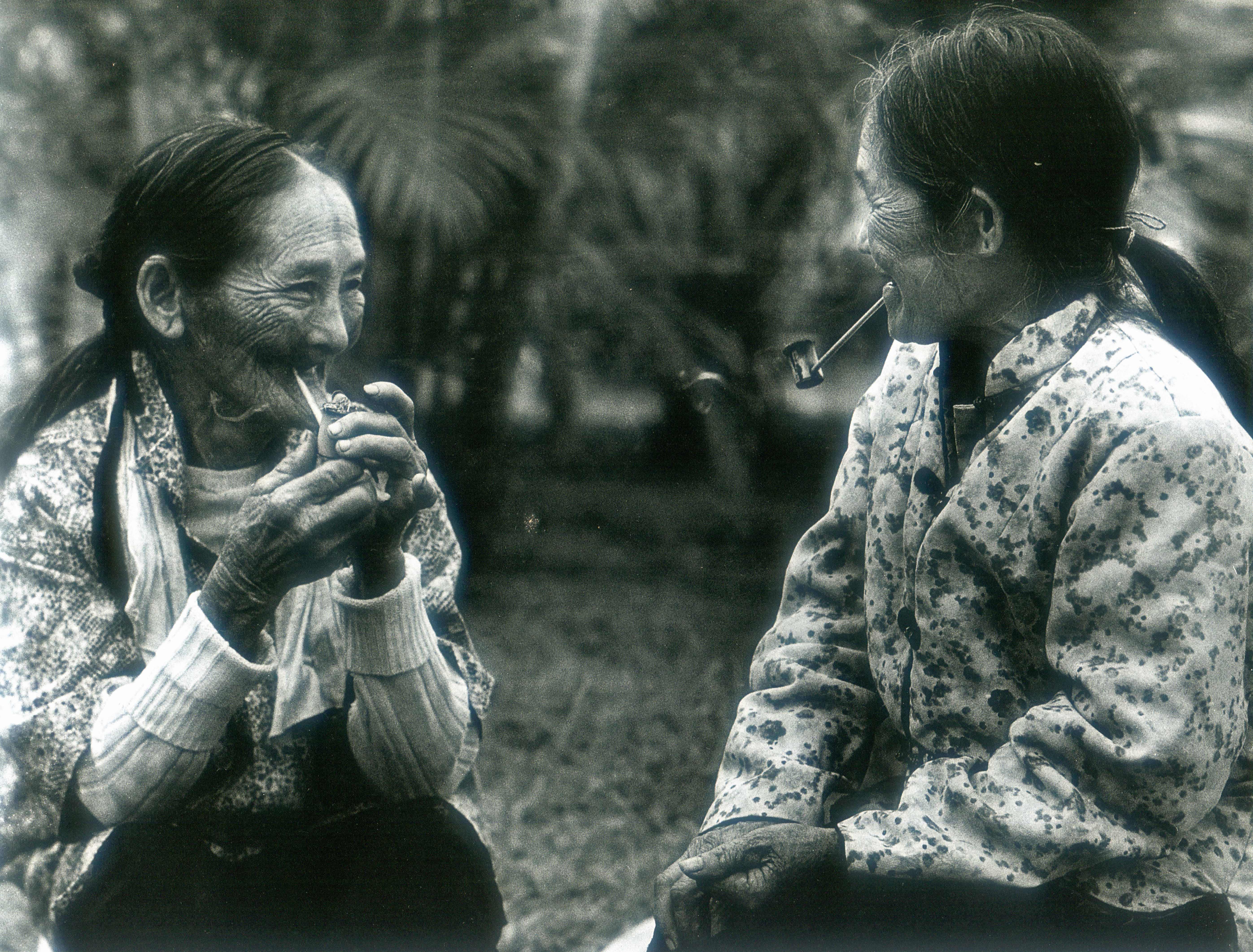 兩位紋面國寶阿婆在泰安鄉圓墩開心聊天,攝於1976年。羅漢章提供