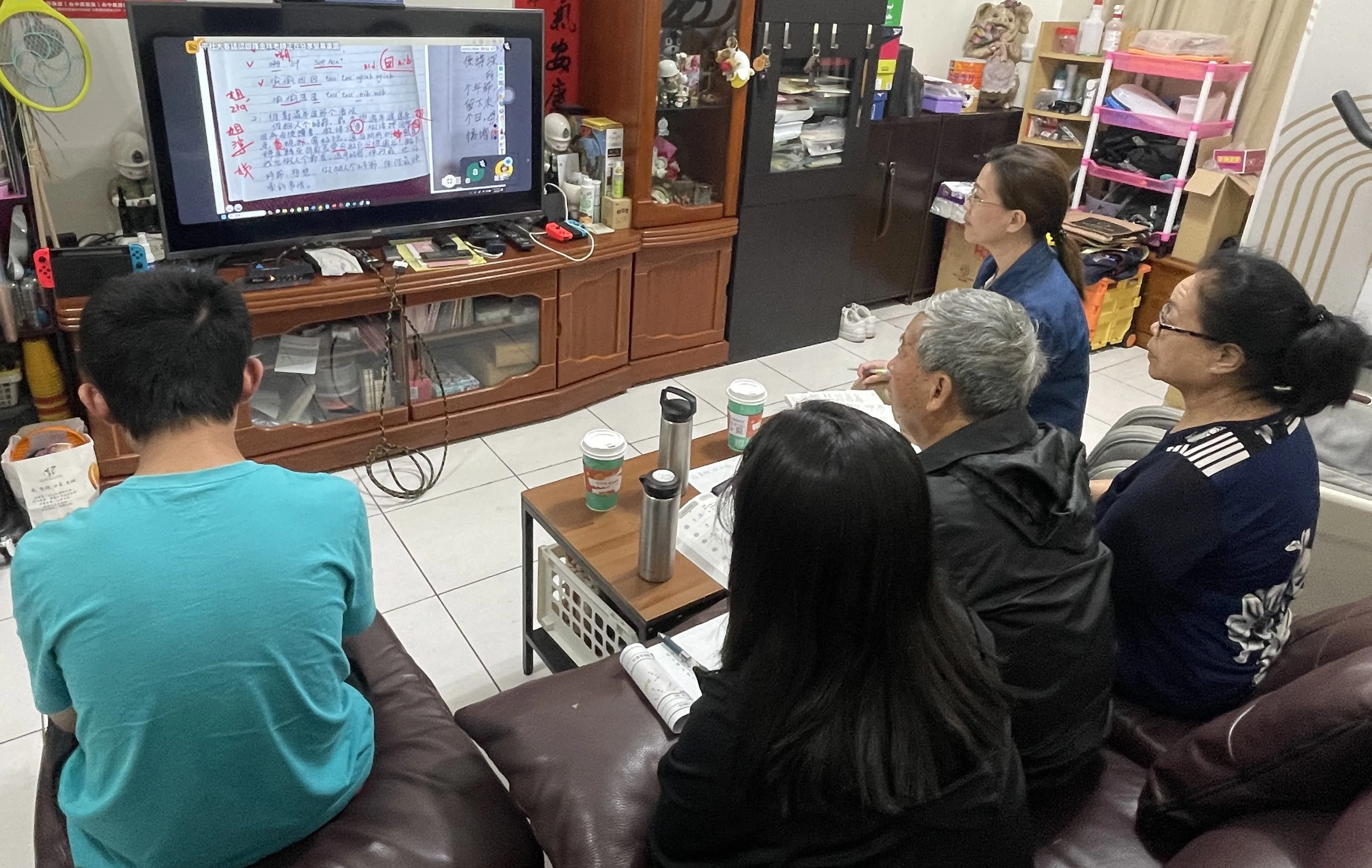 結束南部三日个家庭旅遊,該暗晡七點赴轉中壢家上課,一堂課都做毋得無出席,係全家人个共識。楊景婷提供