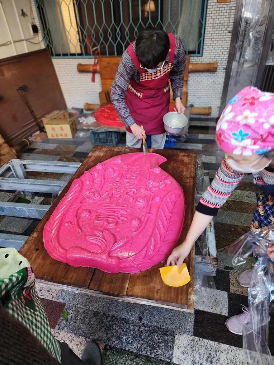 脫完模、修飾多餘粄皮的大粄，還要細心刷上大量花生油，不僅油亮好看，也能搭配花豆餡，產生相得益彰的香氣。吳哲銘攝