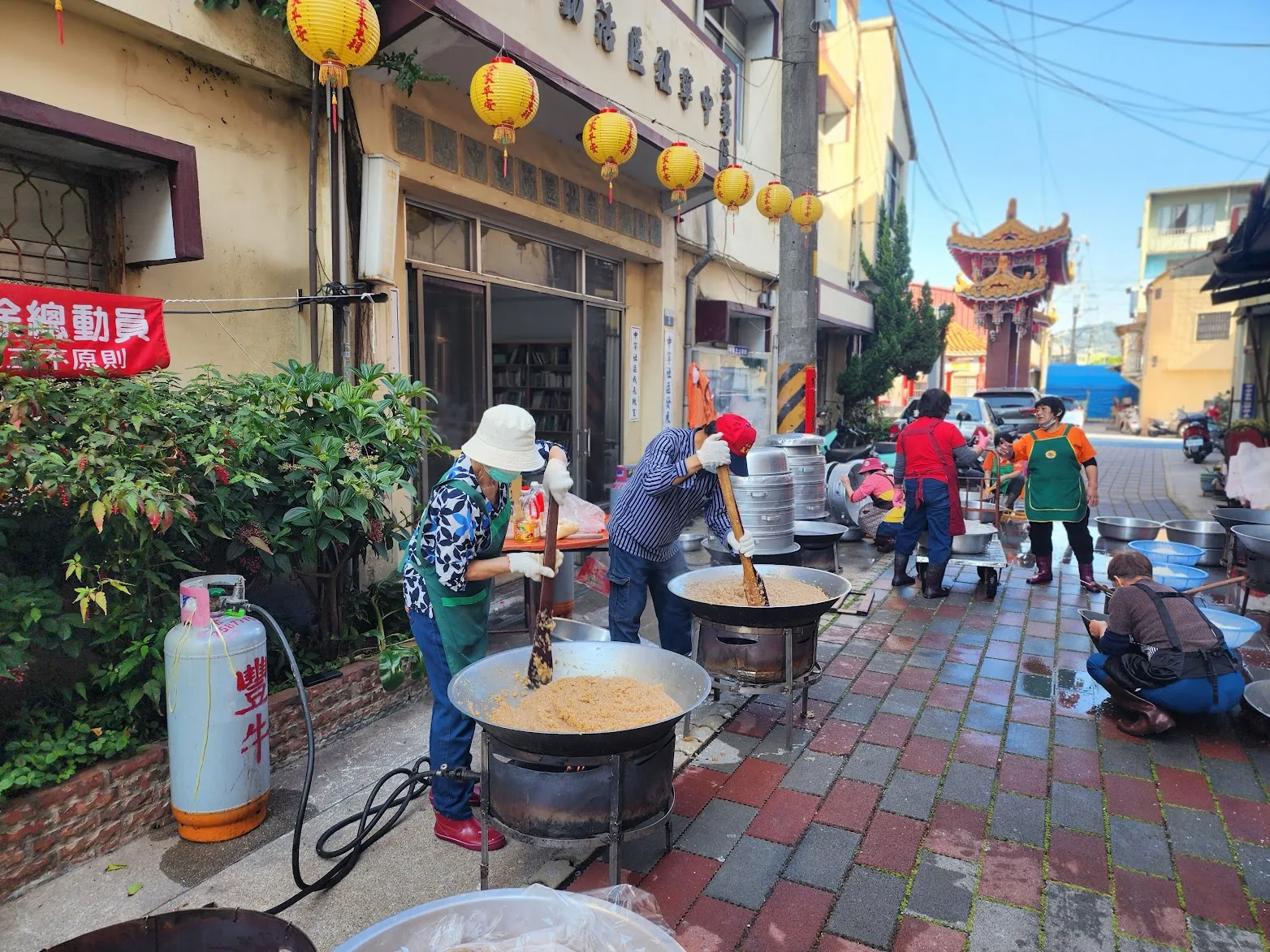 鯉魚伯公廟旁，阿婆正在削芋卵皮，製作蝲䗁粄（laˇ kiaˇban^ ，芋粄），稱為蝲䗁的原因是不規則的芋籤與上頭鹹香的蝦米配料，像極了蜘蛛而稱之。吳哲銘攝