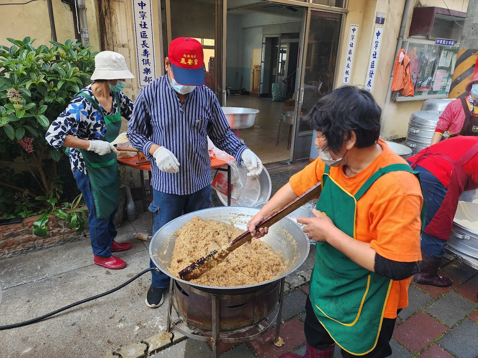 製作米糕現場，宛如超大型開放廚房，十分震撼。吳哲銘攝