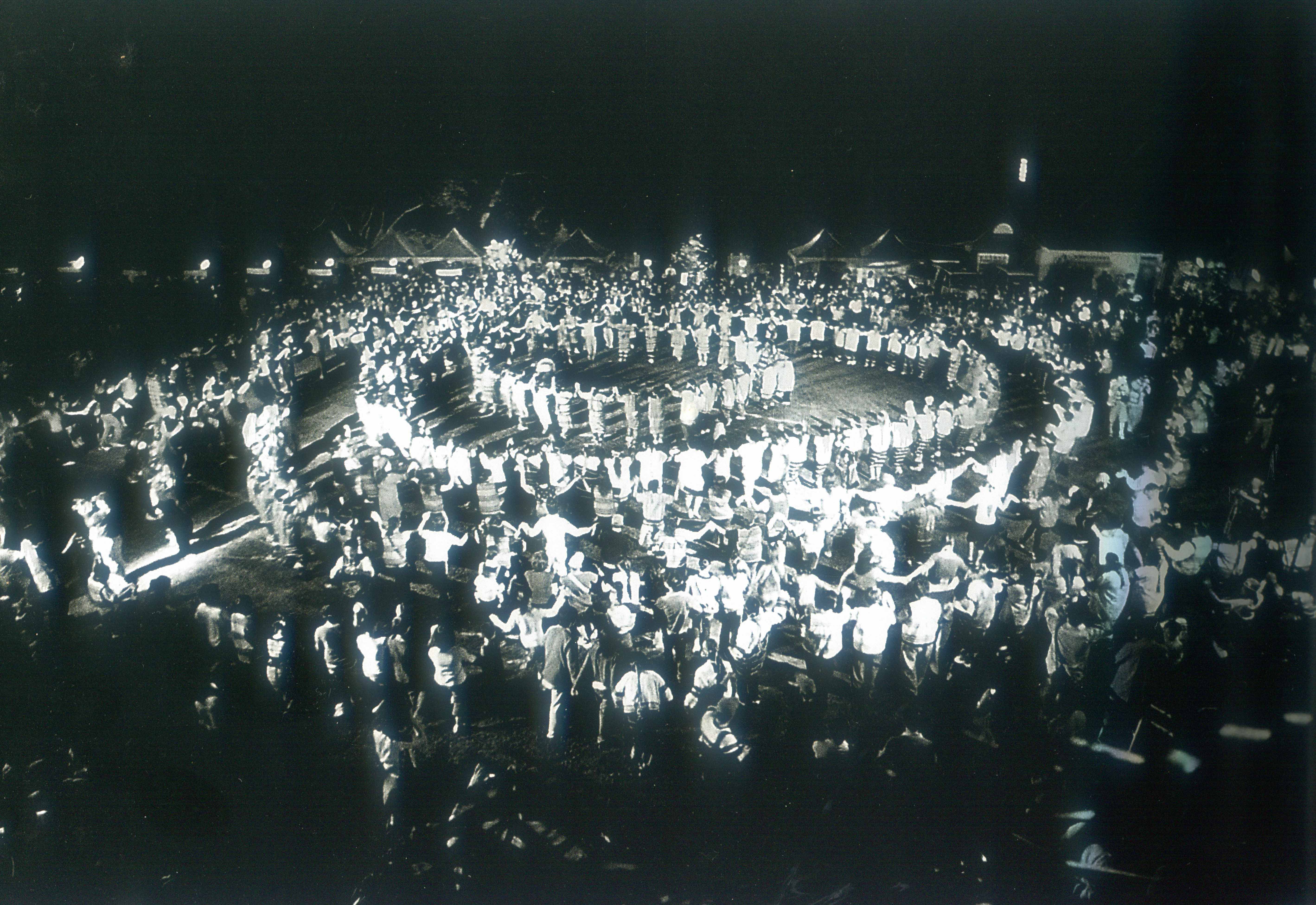 2006年秋在泰安鄉汶水國小舉辦傳統文化藝術季,大家手牽手跳豐年舞。羅漢章提供