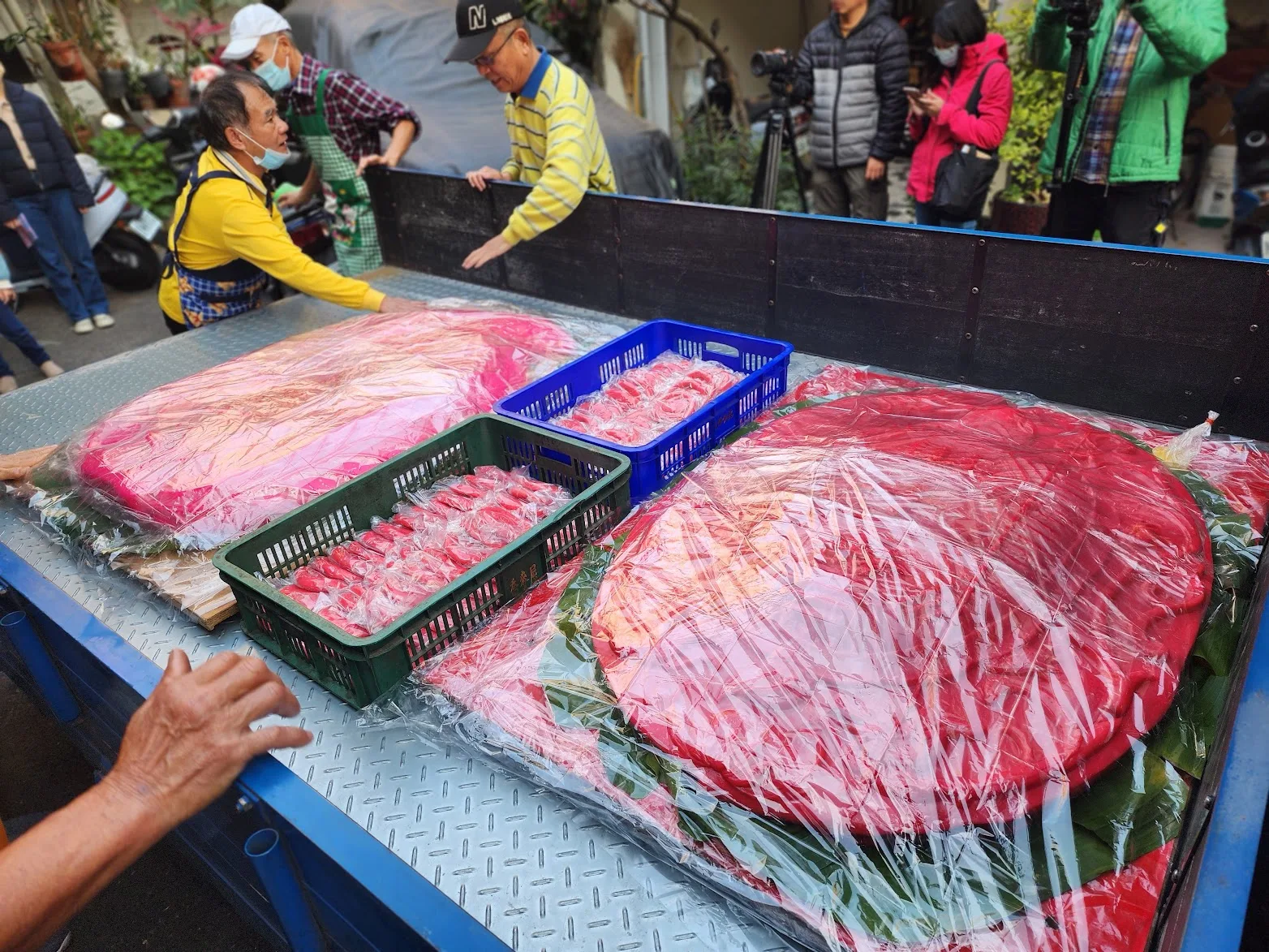 運往客家文化園區會場的大型龜粄與桃粄。吳哲銘攝