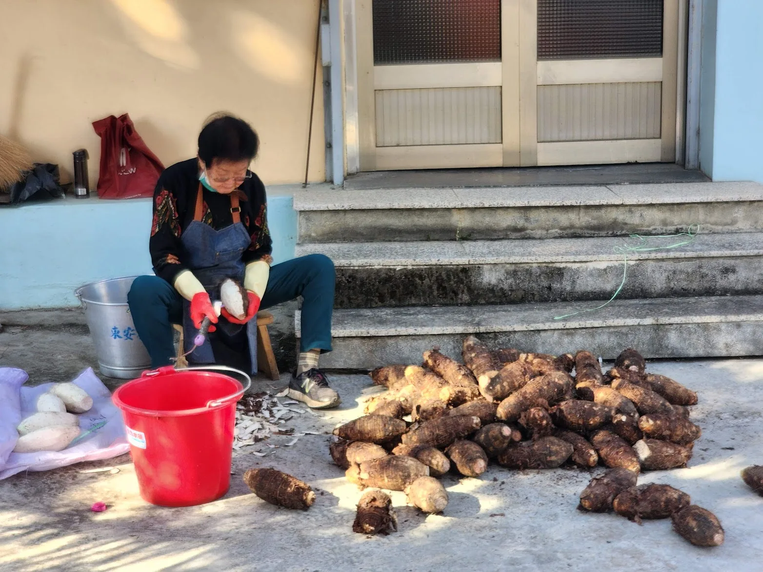 鯉魚伯公廟旁，阿婆正在削芋卵皮，製作蝲䗁粄（laˇ kiaˇban^ ，芋粄），稱為蝲䗁的原因是不規則的芋籤與上頭鹹香的蝦米配料，像極了蜘蛛而稱之。吳哲銘攝