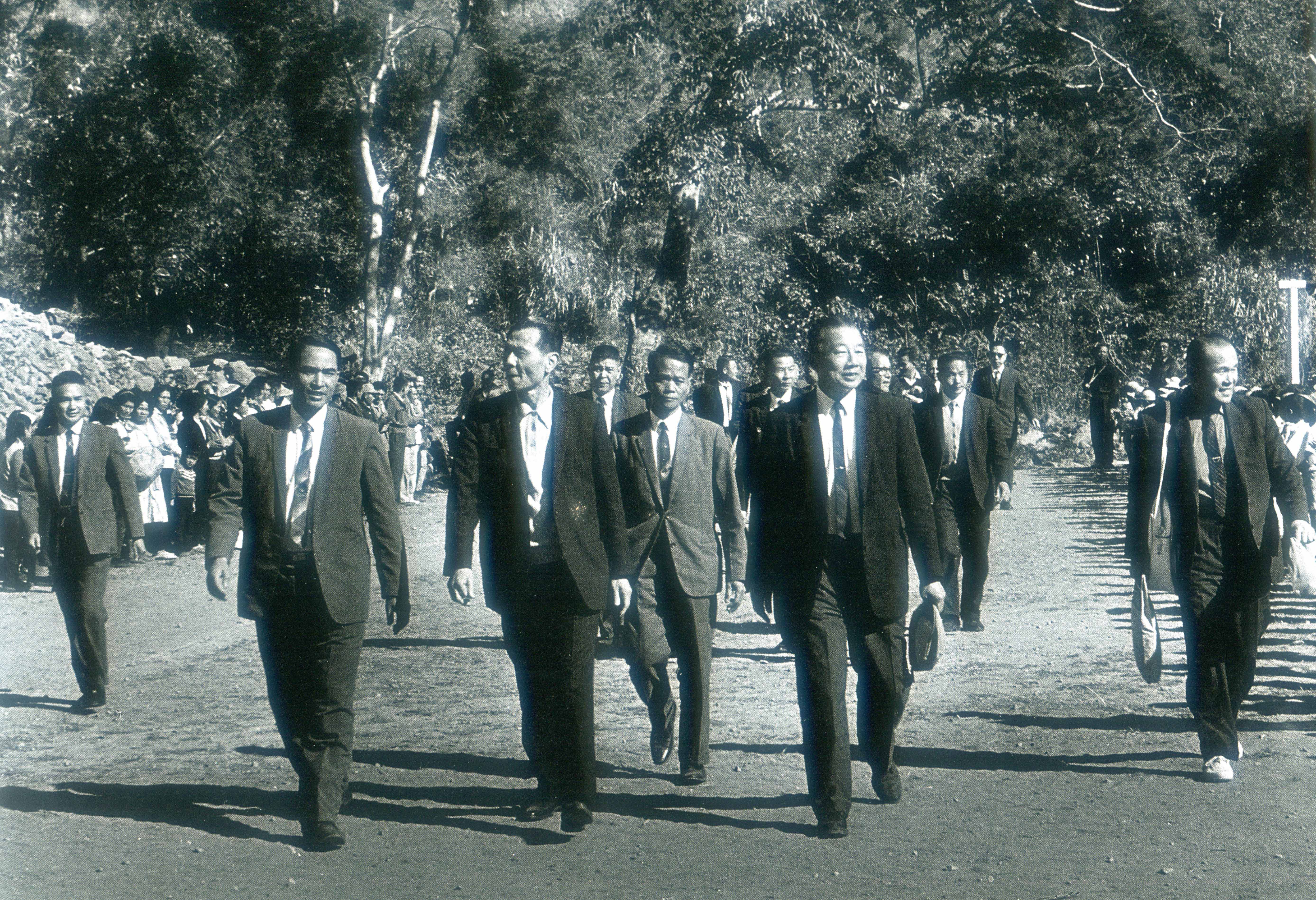 苗栗縣第六屆縣長黃文發(前排右)、議長陳國樑(前排中)1968年到泰安鄉巡視,年僅30歲的鄉長柯正雄(前排左)陪同。羅漢章提供