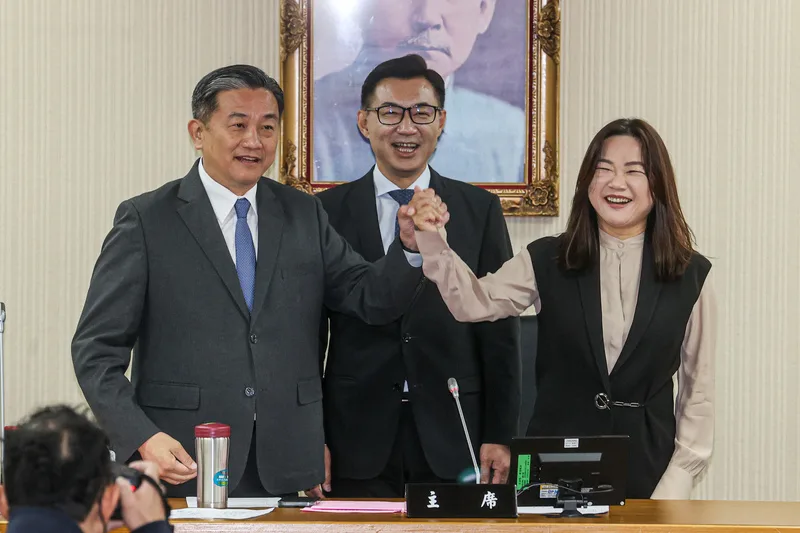 立法院29日上午舉行常設委員會召委選舉，由民進黨立委王定宇（左）、國民黨立委馬文君（右）當選外交及國防委員會召委，兩人與立法院副院長江啟臣（中）合影。中央社