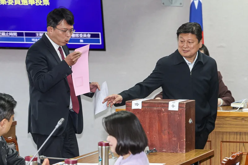 立法院29日上午舉行8個常設委員會召委選舉，民眾黨團總召黃國昌（後左）、國民黨團總召傅崐萁（後右）到司法及法制委員會投票。中央社