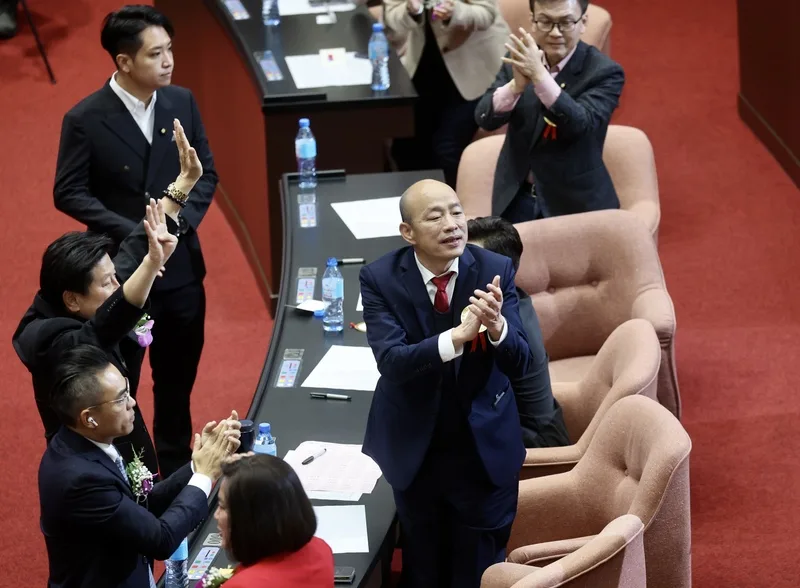 立法院長選舉1日舉行,國民黨推出不分區立委韓國瑜(前右)參戰,第一輪開票結果韓國瑜獲54票,韓國瑜起身感謝立委們支持。中央社