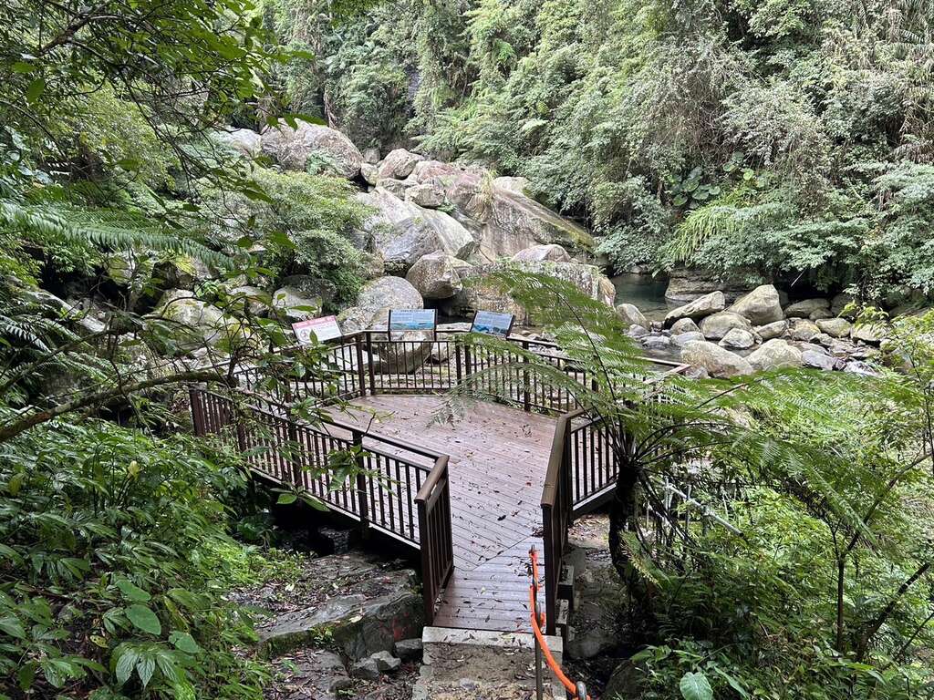 苗栗縣南庄鄉鹿場部落附近的苦花潭步道設施改善工程已完工啟用,提供遊客更安全友善的休憩空間。參山國家風景區管理處提供