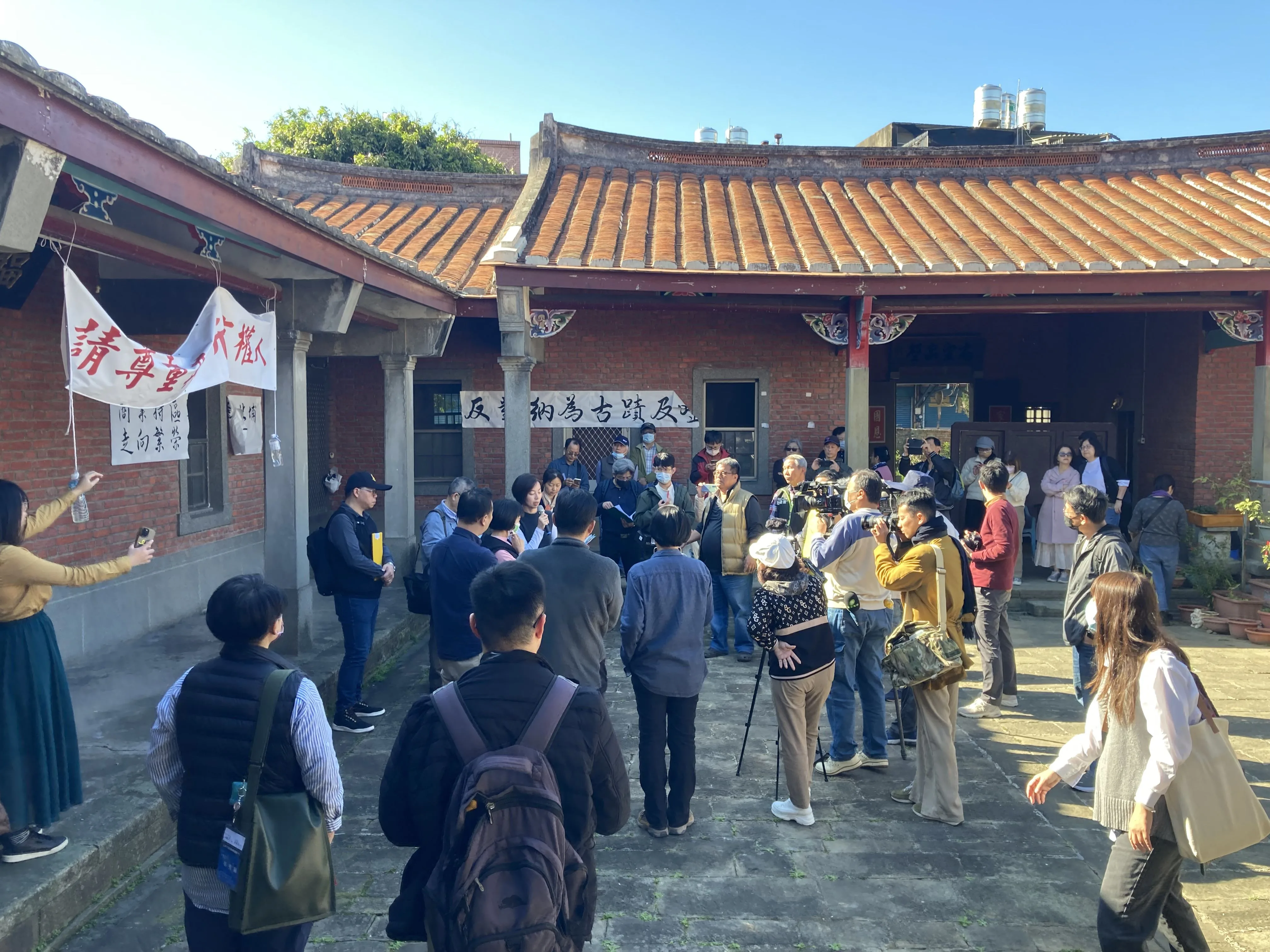 位於北埔古蹟聚落上的北埔「新姜天水堂」老屋，在近期面臨私人土地出售，或提報成為古蹟的相關爭議，中央及地方政府皆出面協助。新竹縣府提供
