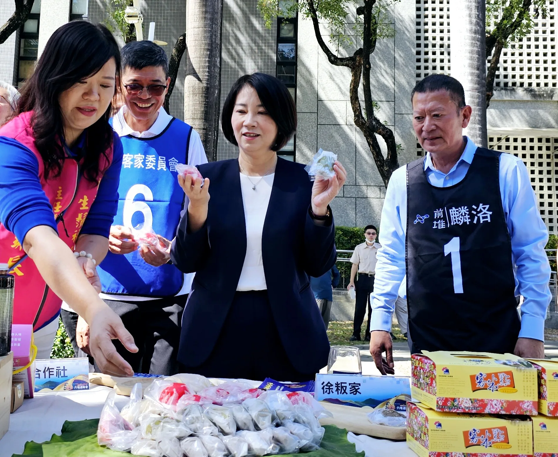 第59屆六堆運動會宣傳記者會宣傳前堆麟洛鄉特產(左起何金樑、周春米、鍾慶平)。客發中心提供