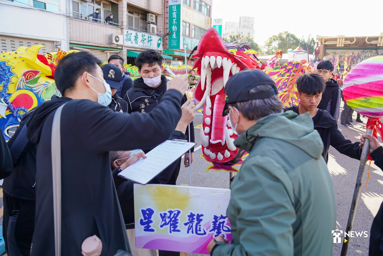 每年祥龍競技前會先進行「檢錄」，由評審先查看龍的樣式是否符合（圖為2023年競技畫面）。何柏均攝