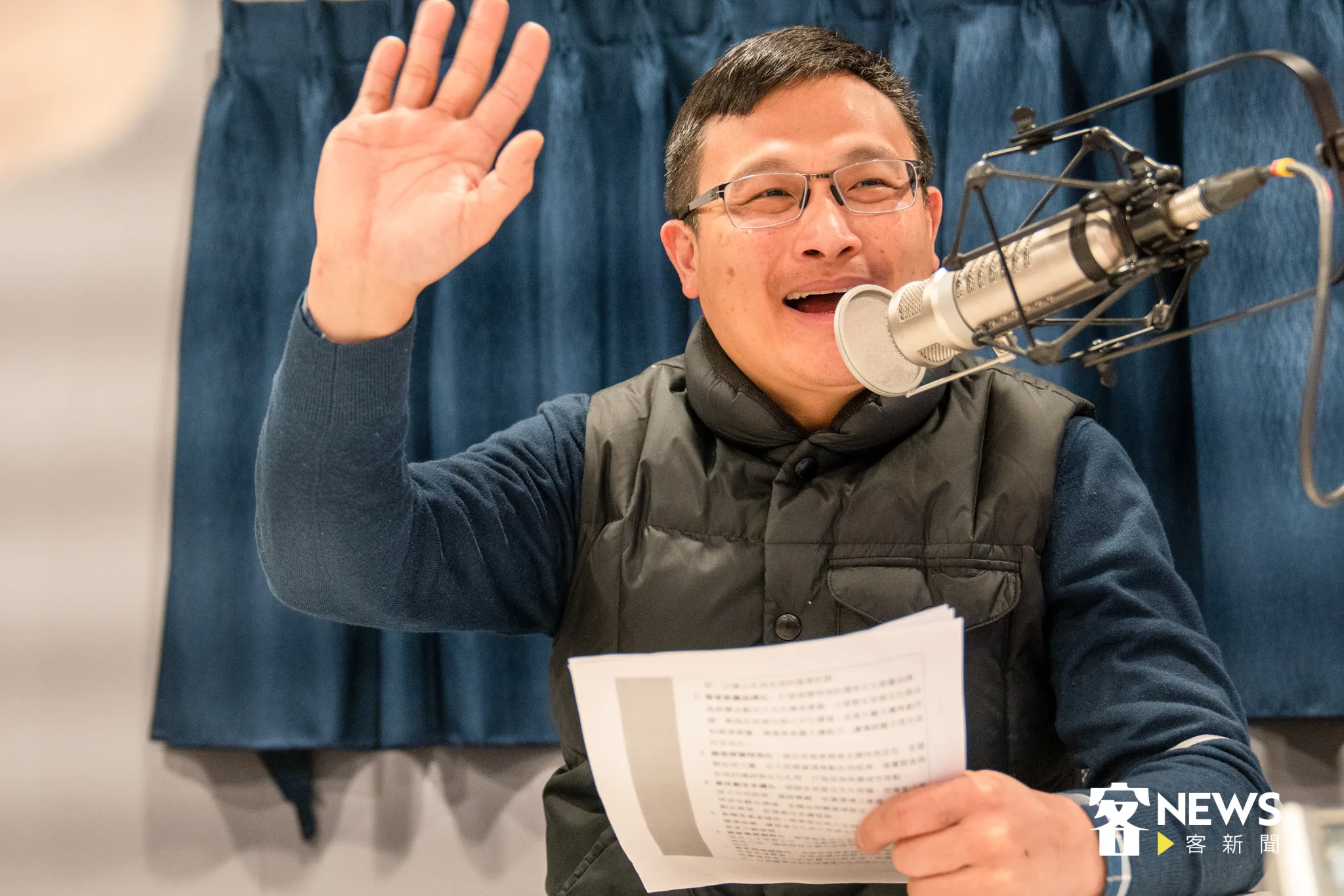 客家事務局局長林昭賢將轉任客家文化基金會副執行長，圖為林昭賢任職局長期間至「講客電臺」上廣播節目。客新聞資料照