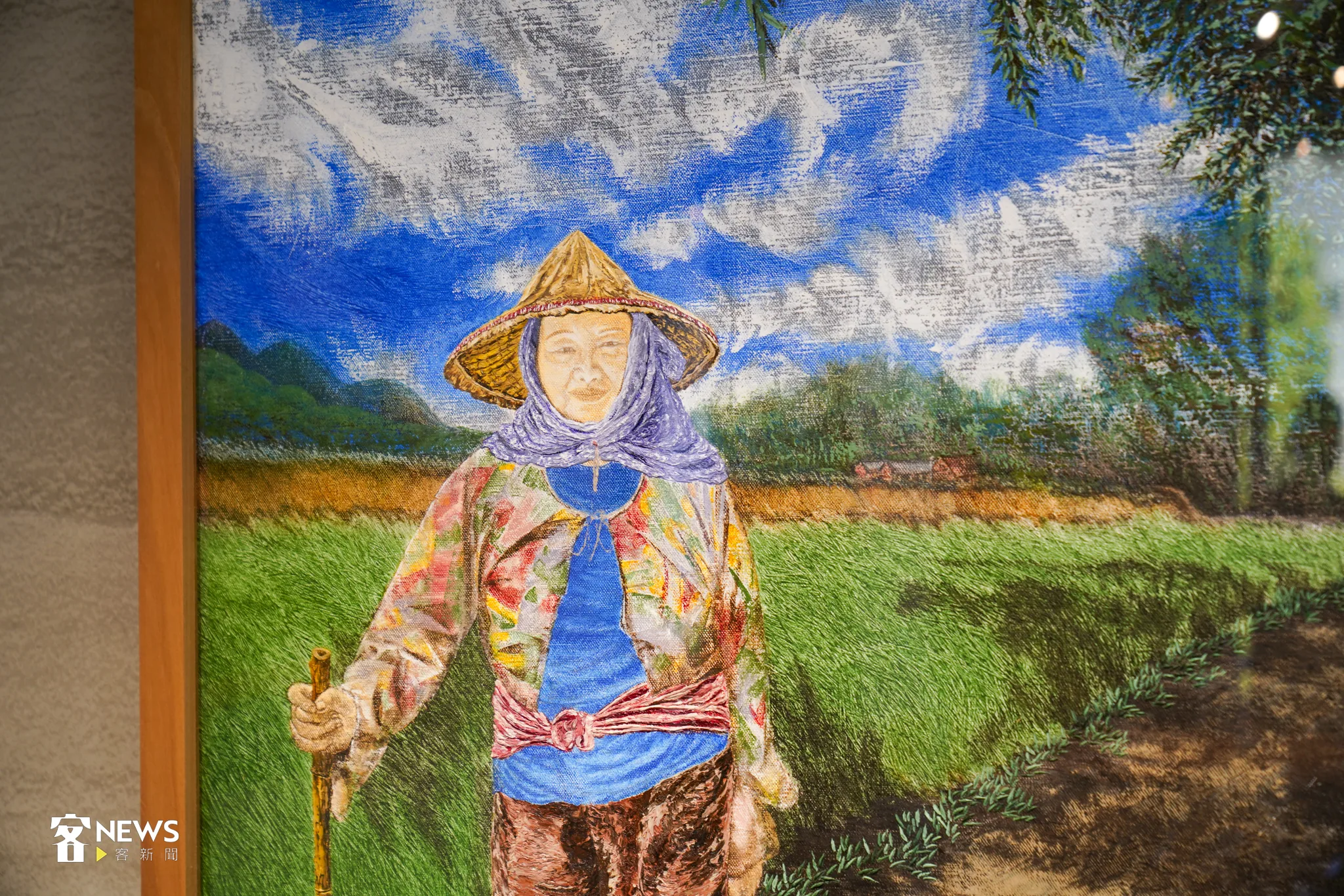 這幅油畫的主角是劉美熙、劉美育姊妹的媽媽陳春嬌。宋佩遙攝。