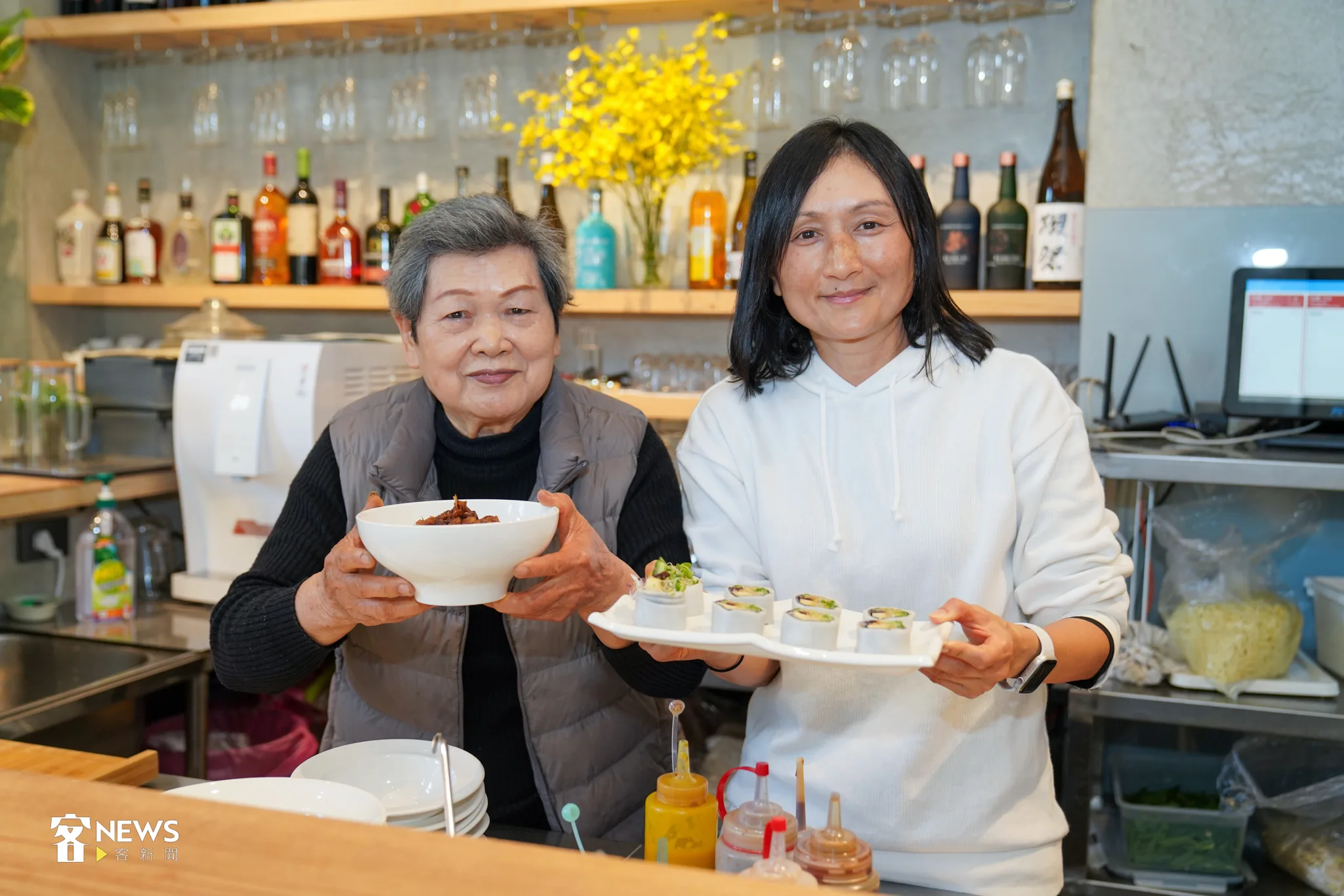 店主人劉美熙（右）的好手藝都是傳承自媽媽陳春嬌（左）。宋佩遙攝。