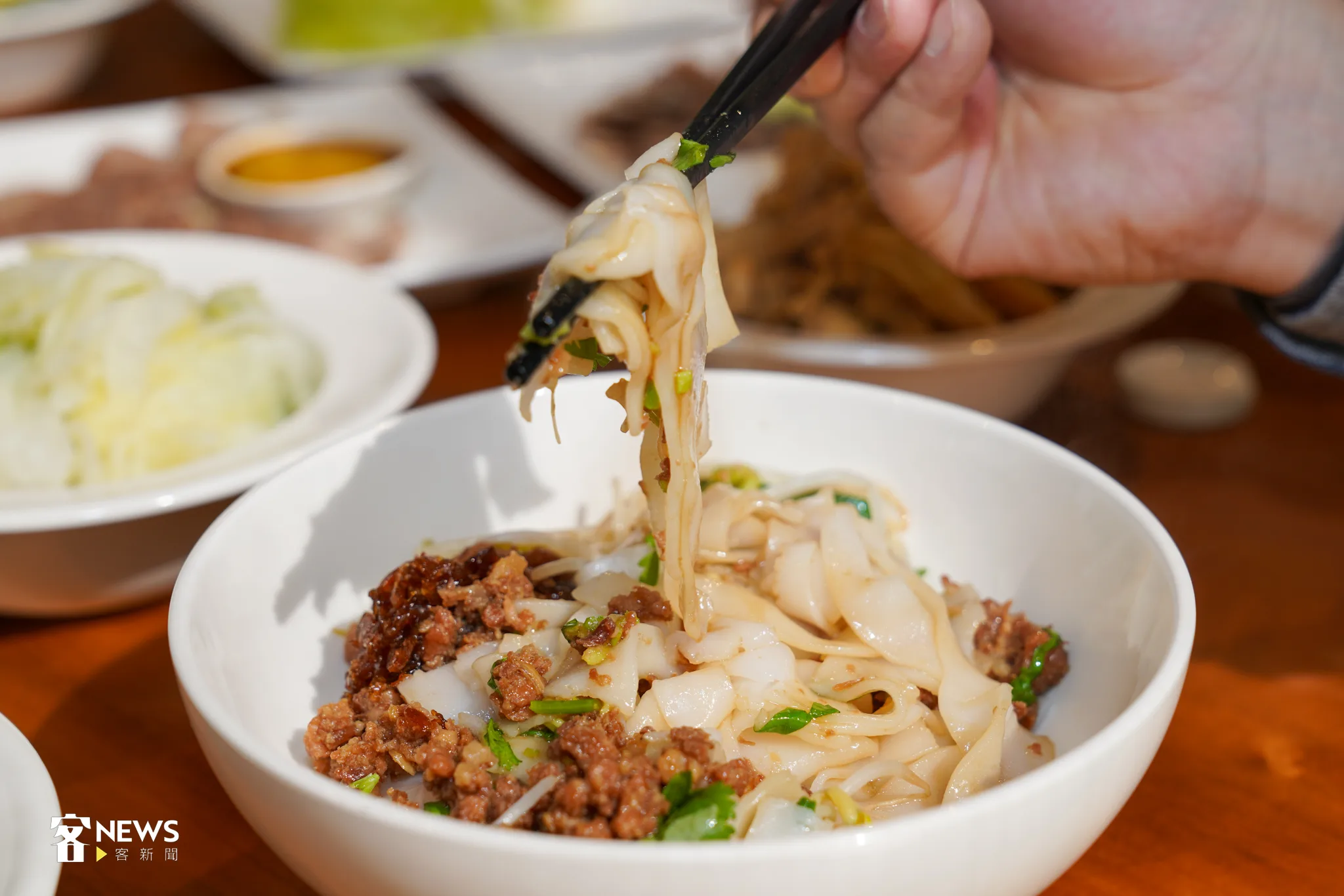 燥粄條（zauˋbanˊtiau）是店內的招牌，許多客人就是為了這個記憶中的好味道前來。宋佩遙攝。