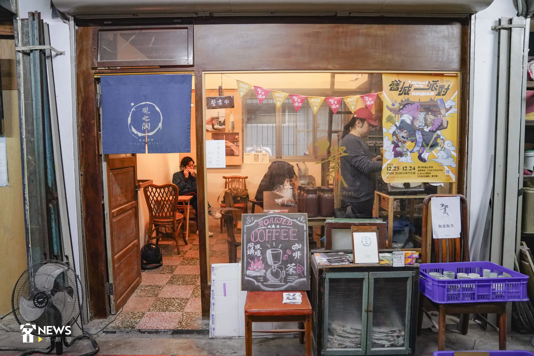 隱身東門市場三樓的瓏之陶咖啡，特殊陶鍋烘焙，圓潤風味讓人一杯接一杯。宋佩遙攝