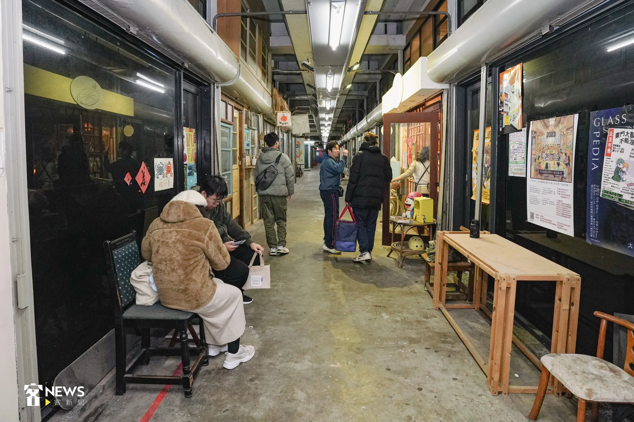東門市場三樓平時人煙稀少，但店家團結突破地點限制，合作拚商機。宋佩遙攝