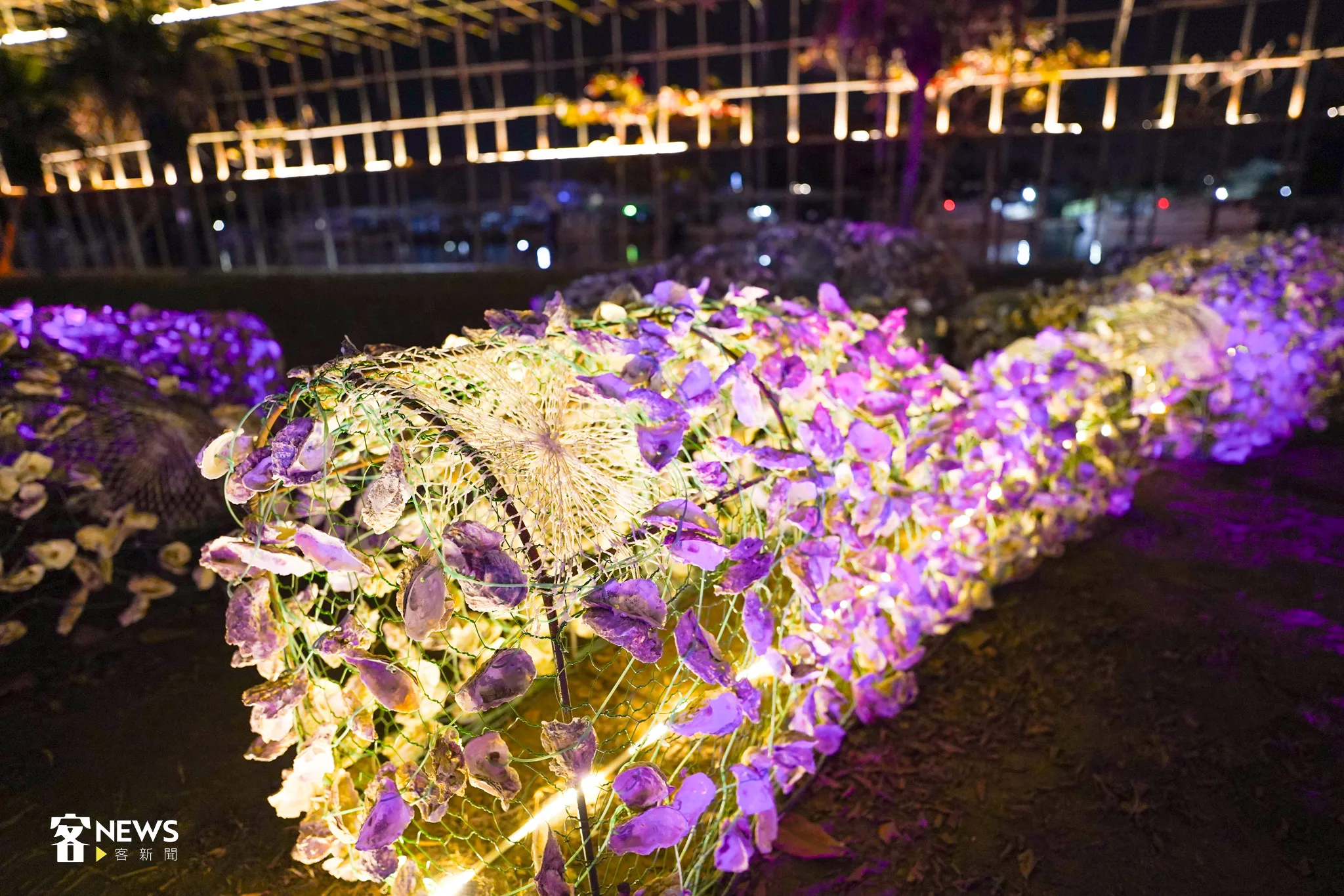 細看會發現，織與氣根的漂流適用蚵殼製成。李台源攝