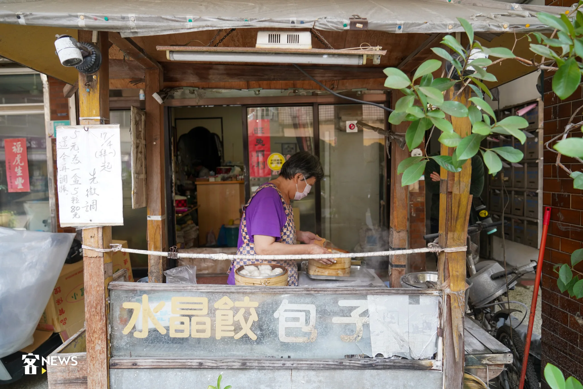 台南道地古味水晶餃一台小餐車與低調的店面，是在地老顧客才知道的水晶餃名店。宋佩遙攝