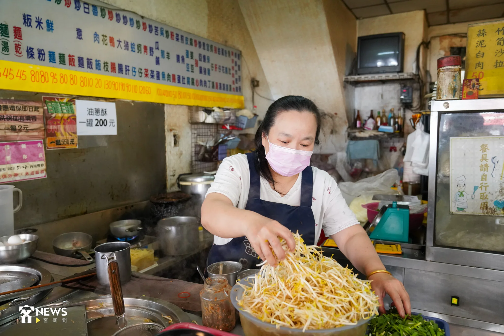 老闆娘說，自己是因為喜歡煮菜而頂下「鄭記客家粄條」學習熱炒技術。宋佩遙攝