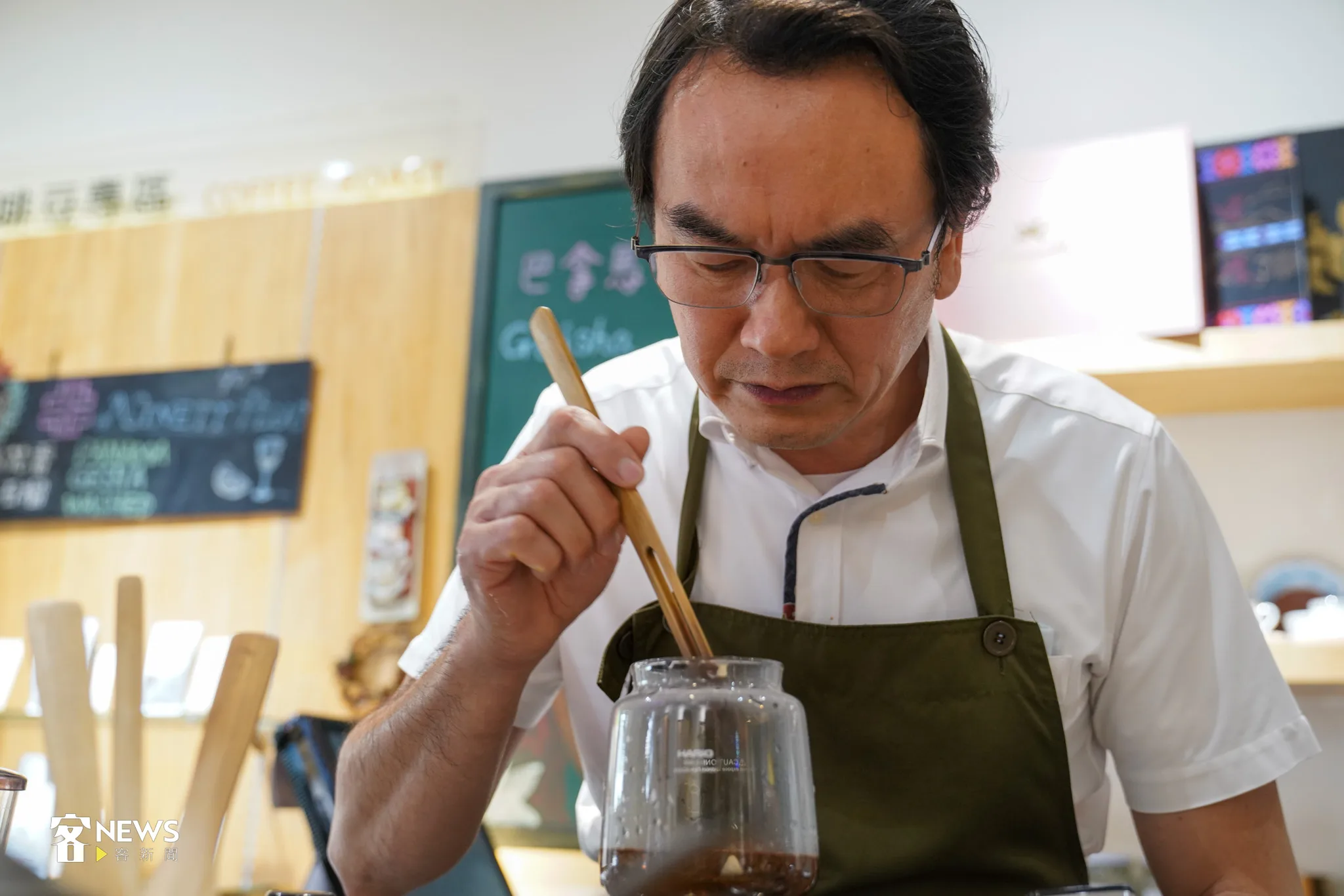 樹有風咖啡老闆楊松鵬一邊攪拌著咖啡，一邊和我們閒聊，他說，藝妓是店家的招牌。宋佩遙攝
