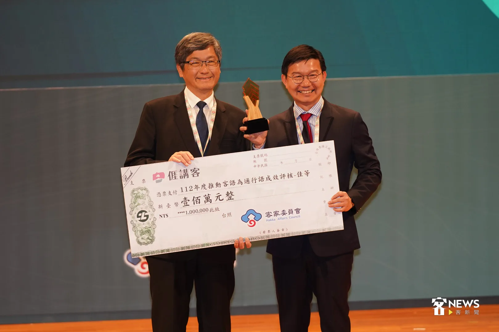 台中市獲獎，由台中市客家事務委員會主委江俊龍領獎。何柏均攝