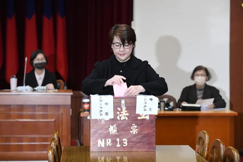 立法院29日上午舉行8個常設委員會召委選舉，民眾黨立委黃珊珊（前中）在財政委員會投下選票。中央社