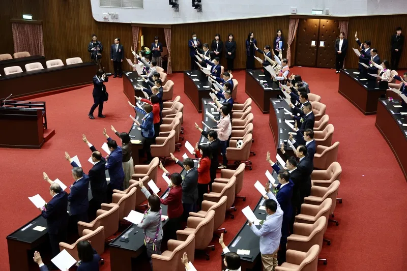 <br />立法院第11屆立委1日報到，新任立委上午於議場內宣讀誓詞，並在誓詞上簽名，宣誓典禮圓滿完成。中央社