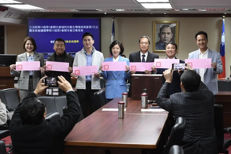 立法院29日舉行8個常設委員會召委選舉，國民黨立法院黨團方面，規劃社會福利及衛生環境委員會王育敏（中）為召委。圖為國民黨團上午投票時集體亮票，象徵黨團同舟共濟，團結一心。中央社