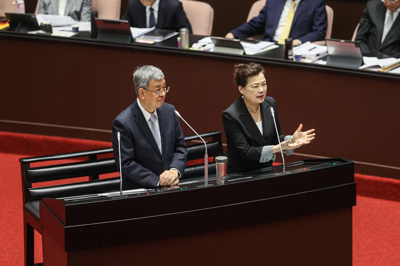 經濟部長王美花（右）前往立院接受立委備質詢。中央社