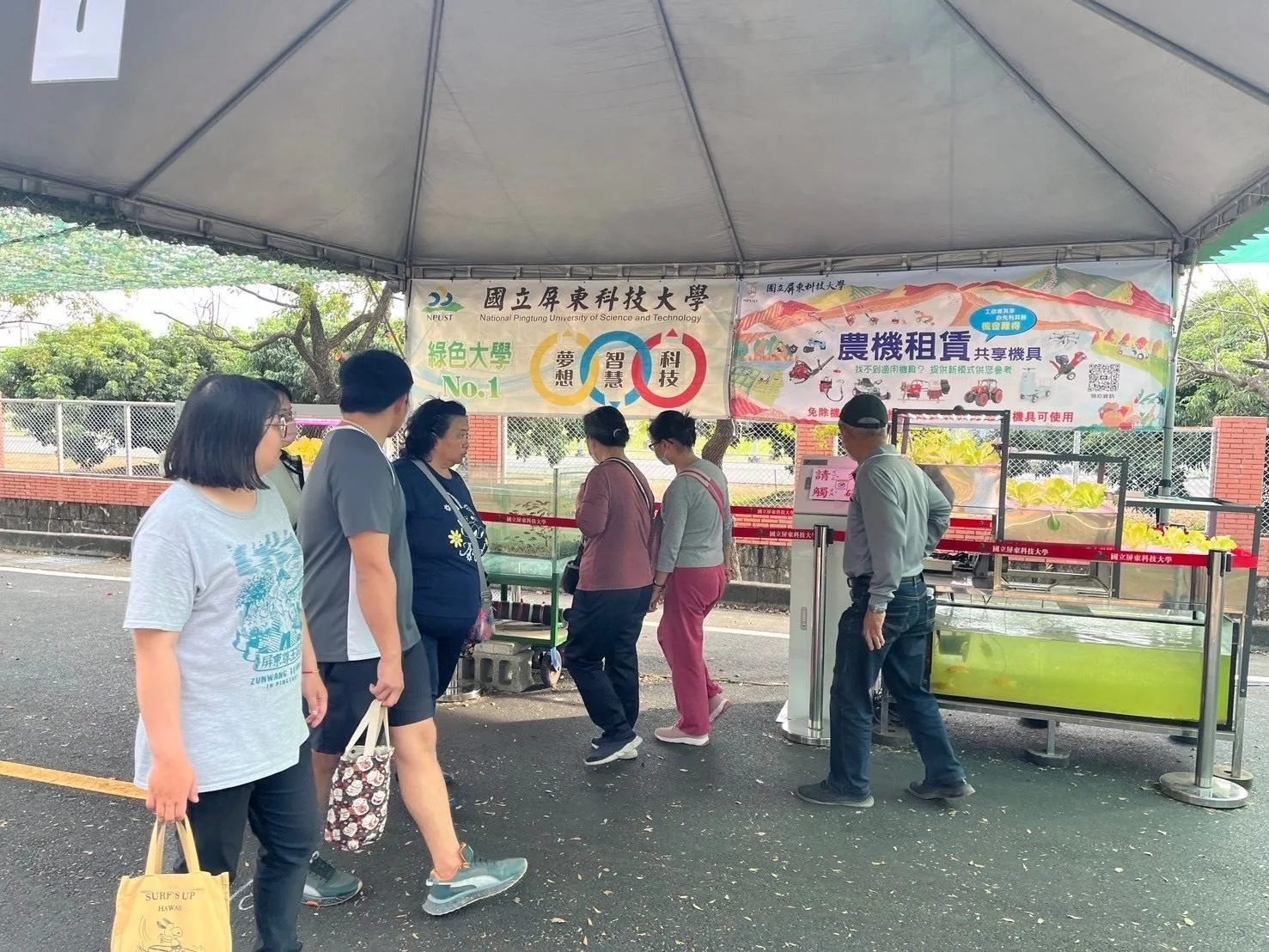 2024屏東熱博智慧農機具展區，圖為民眾觀看農具展示。屏東農業處提供