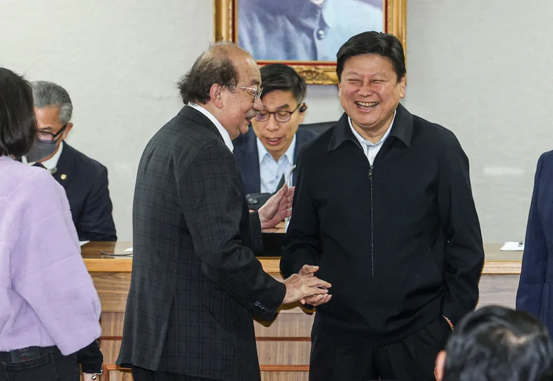 立法院29日上午舉行常設委員會召委選舉，國民黨團總召傅崐萁（前右）與民進黨團總召柯建銘（前中）到司法及法制委員會投票，兩人互相握手致意。中央社