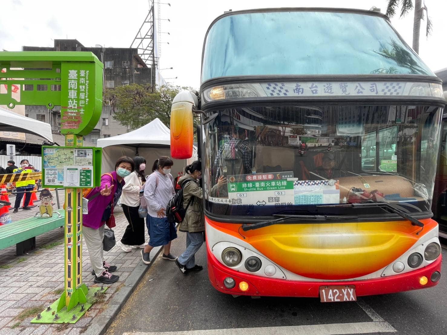 民眾可以多加利用台南市政府推出的免費接駁車，前往兩大台灣燈會展區。翻攝自黃偉哲臉書